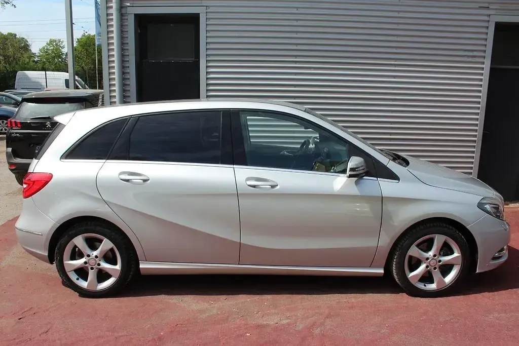 Gebraucht Mercedes B180 Sport 122 PS (89 kW) 2014 Silber Van / Kleinbus