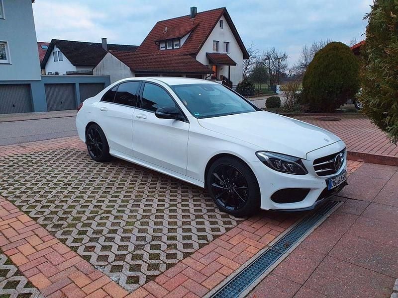 Weiß Gebraucht 2015 Mercedes C220 AMG line Limousine | 20.999 € - Bild 1/4