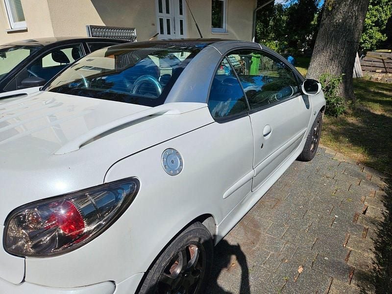 Gebraucht Peugeot 206 CC 109 PS (80 kW) 2002 Weiß Cabrio