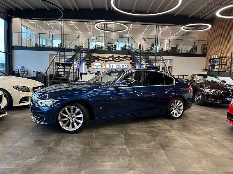Blau Gebraucht 2017 BMW 330 iPerformance Limousine | 17.299 € - Bild 1/4