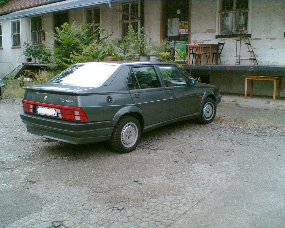 Gebraucht Alfa Romeo 75 133 PS (97 kW) 1990 Grün Limousine