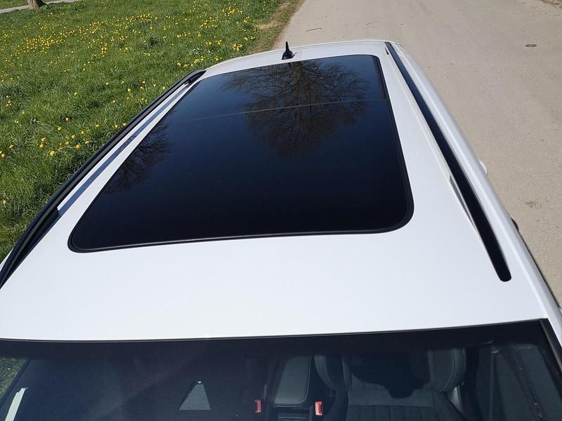 Neu Skoda Karoq SportLine 150 PS (110 kW) 2025 Moonwhite metallic SUV