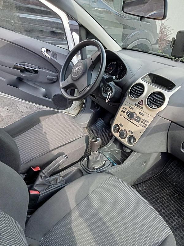 Gebraucht Opel Corsa 69 PS (50 kW) 2010 Weiß Kleinwagen