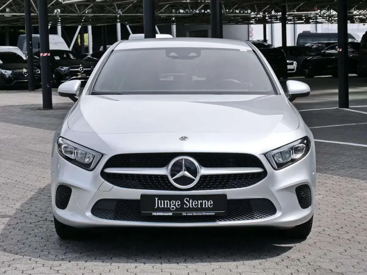 Gebraucht Mercedes A200 Progressive 163 PS (119 kW) 2021 Iridiumsilber metallic Limousine