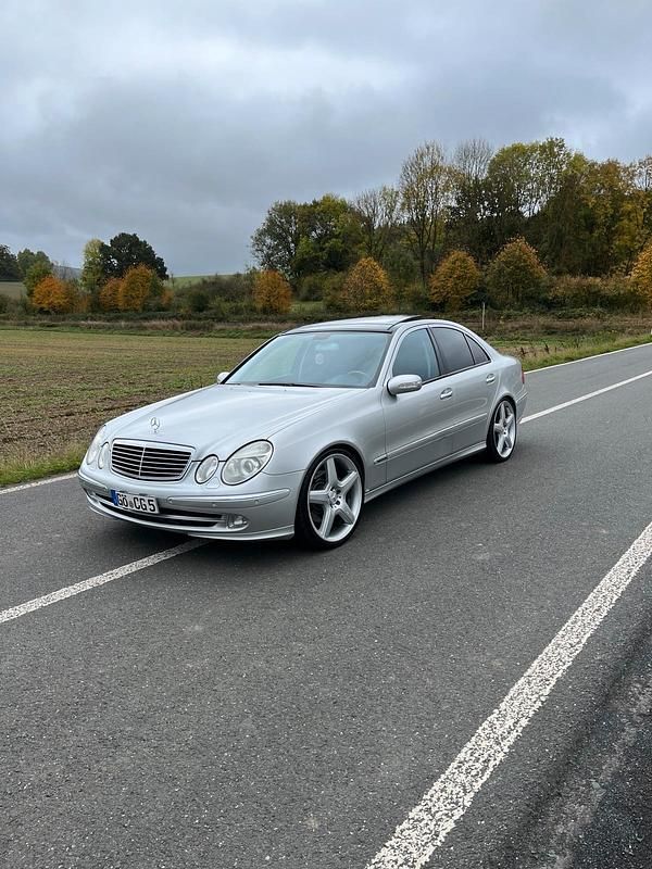 Silber Gebraucht 2003 Mercedes E500 Limousine | 8.999 € (Fairer Preis) - Bild 1/4