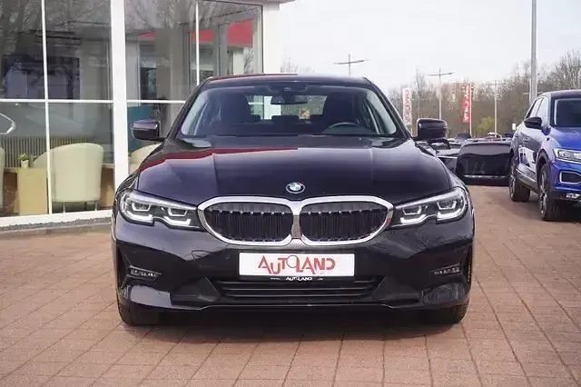 Używany BMW 320 Advantage 184 KM (135 kW) 2020 Czarny Sedan/Limuzyna