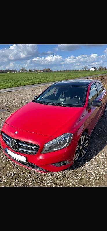 Gebraucht Mercedes A180 122 PS (89 kW) 2015 Rot Limousine