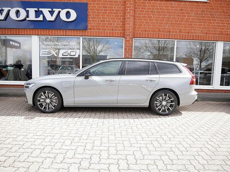 Neu Volvo V60 Plus 349 PS (256 kW) 2026 Grau Kombi