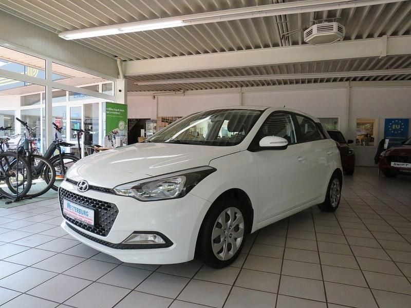 Weiß Gebraucht 2016 Hyundai i20 Limousine | 6.490 € (Fairer Preis) - Bild 1/4