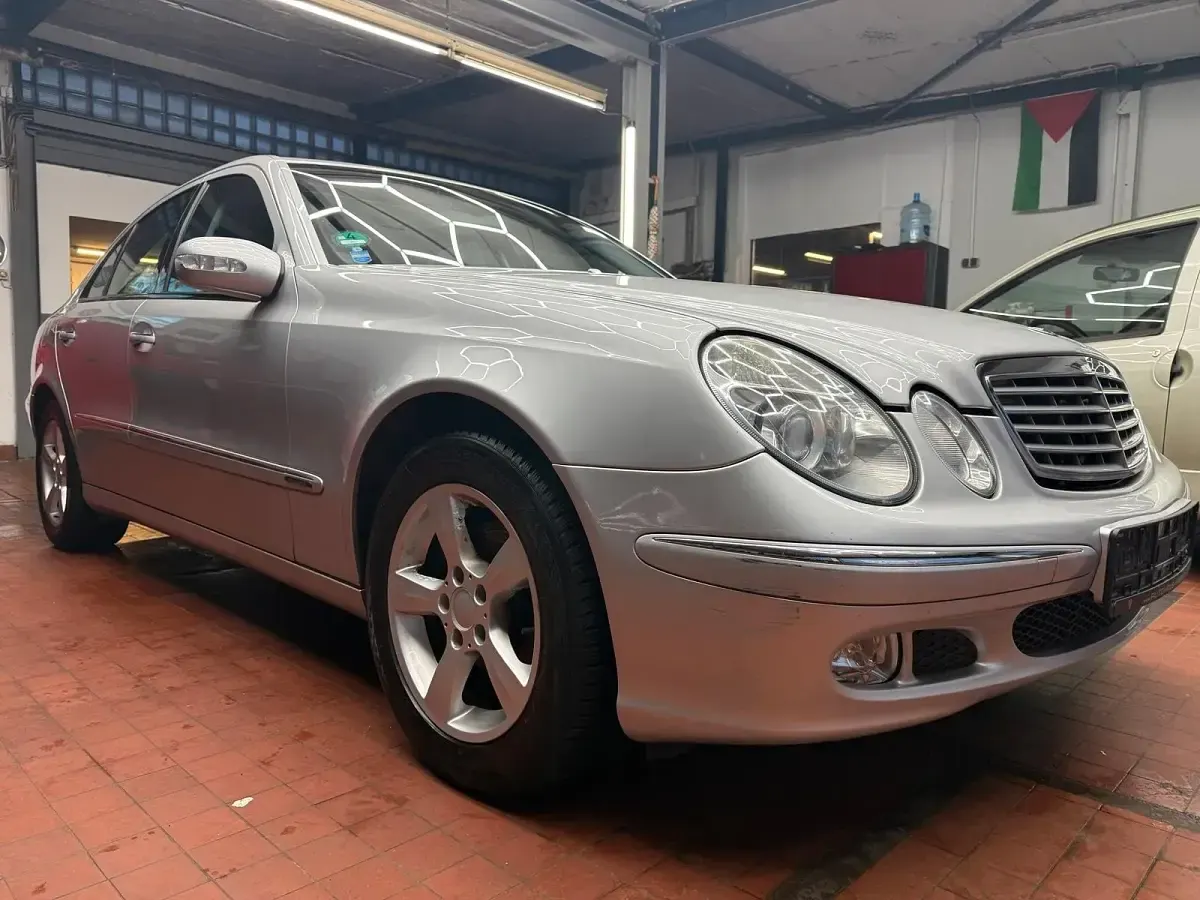 Gebraucht Mercedes E240 Elegance 176 PS (129 kW) 2003 Silber Limousine