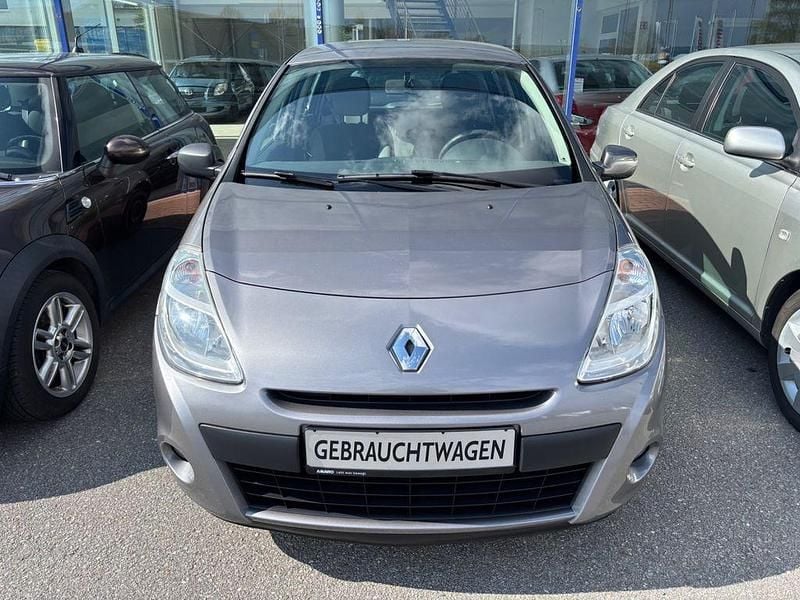 Second-hand Renault Clio III Expression 75 CP (55 kW) 2009 Berlinǎ