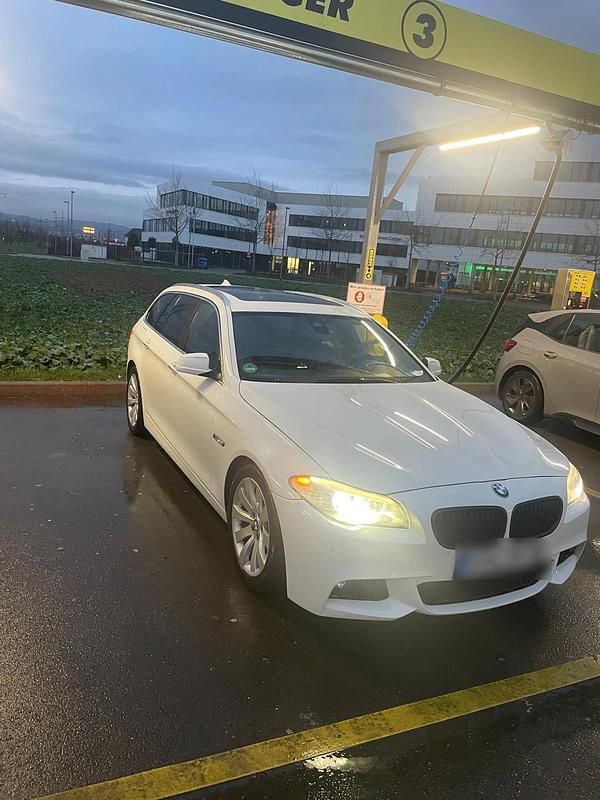 Weiß Gebraucht 2012 BMW 530 M Sport Kombi | 13.500 € (Teuer) - Bild 1/4