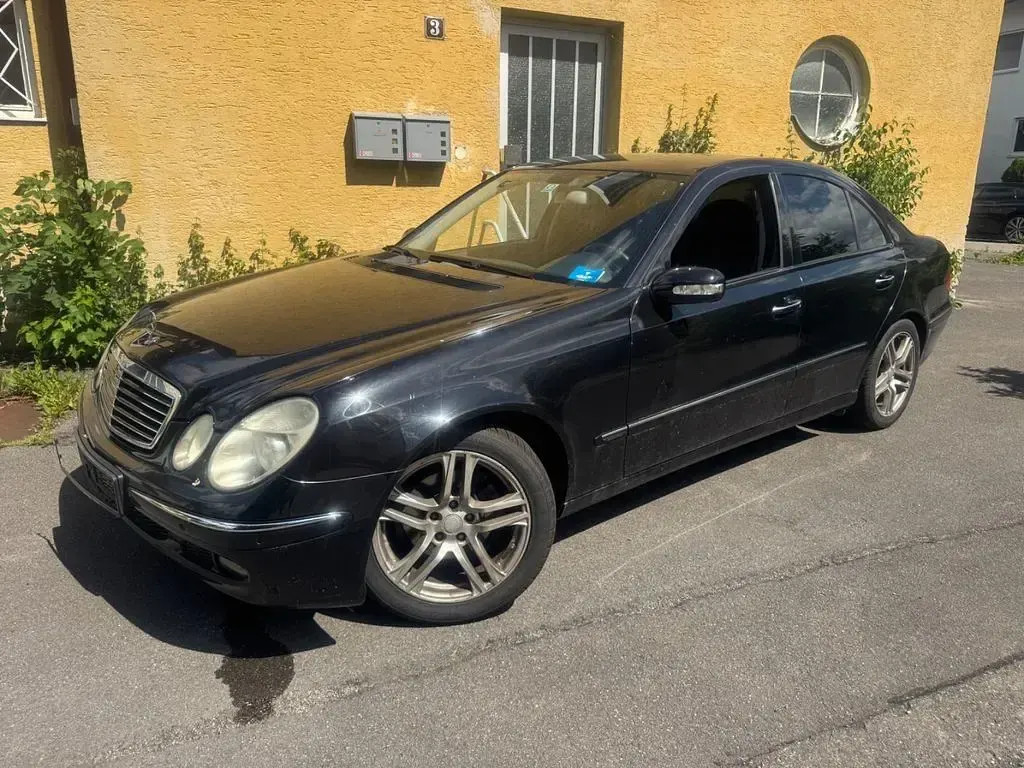 Gebraucht Mercedes E220 Classic 150 PS (110 kW) 2005 Schwarz Limousine