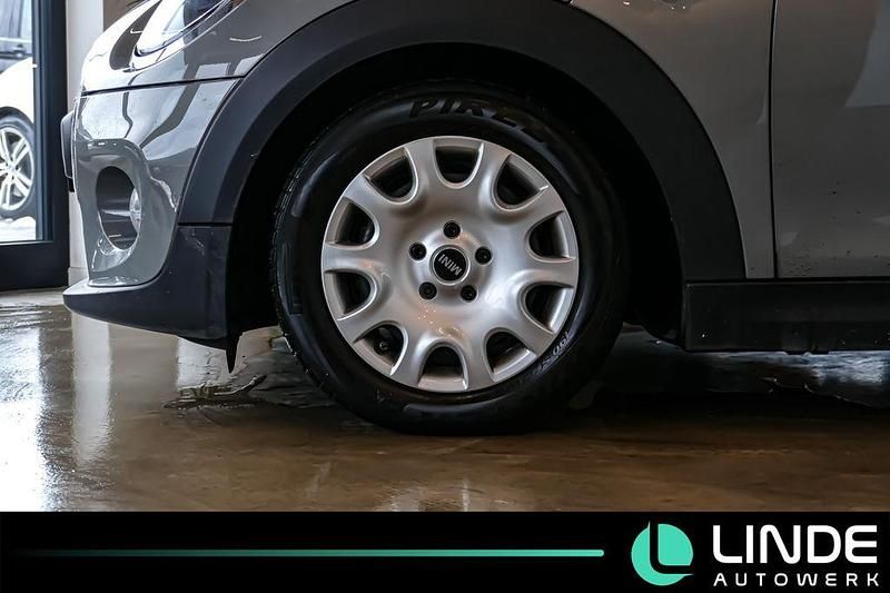 Gebraucht Mini Cooper 108 PS (79 kW) 2018 Moonwalk grey (metallic) Kleinwagen