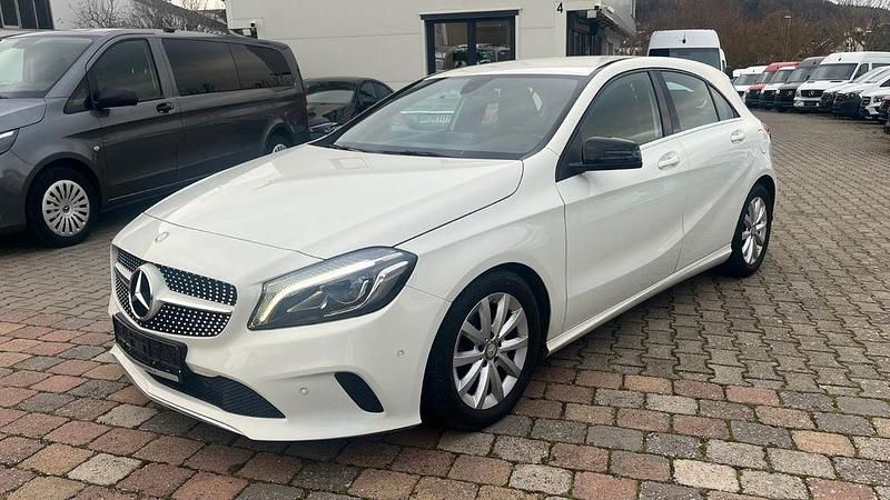 Weiß Gebraucht 2017 Mercedes A180 Limousine | 12.400 € (Fairer Preis) - Bild 1/4