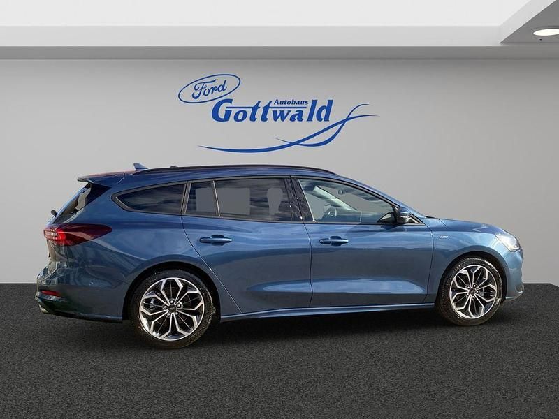 Neu Ford Focus ST-Line X 155 PS (114 kW) 2025 Chromablau metallic Kombi