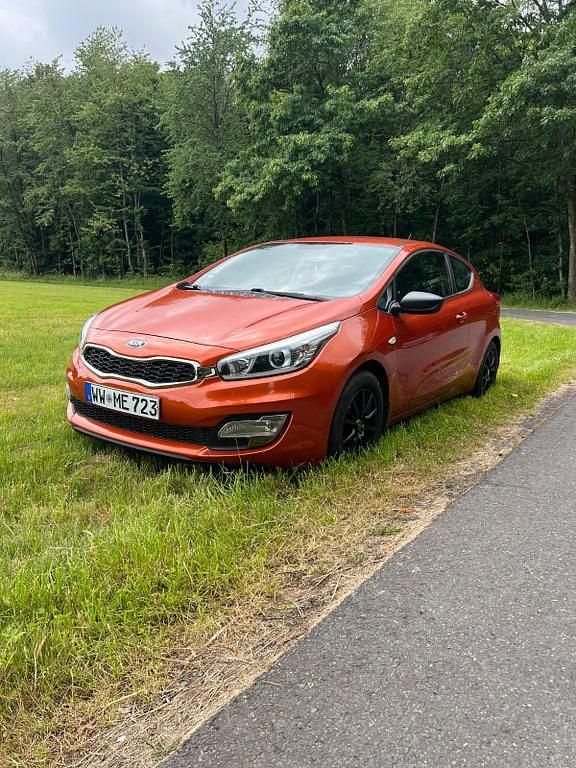 Orange Gebraucht 2015 Kia Ceed Attract Limousine | 6.600 € (Guter Preis) - Bild 1/4