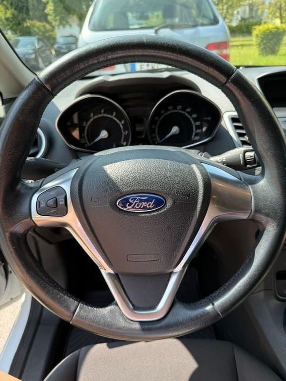 Gebraucht Ford Fiesta Trend 101 PS (74 kW) 2017 Weiß Limousine