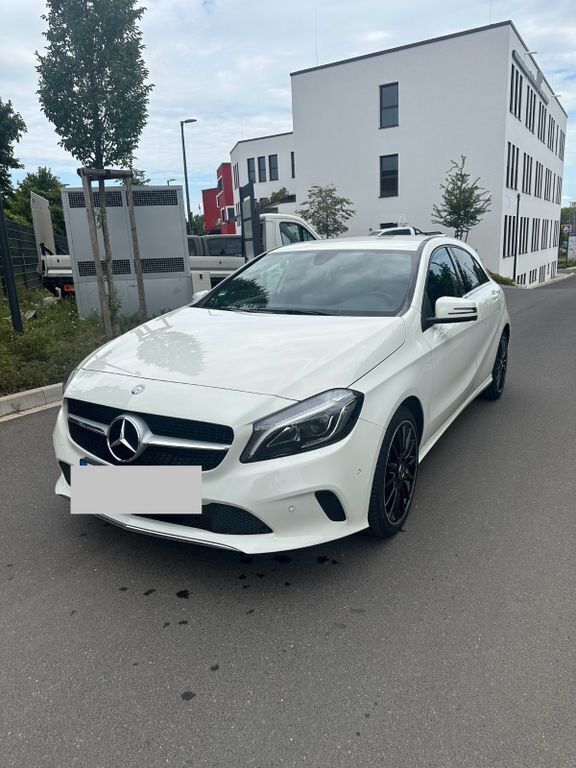 Weiß Gebraucht 2016 Mercedes A180 Limousine | 11.000 € (Guter Preis) - Bild 1/4