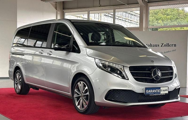 Brillantsilber metallic Gebraucht 2021 Mercedes V300 Avantgarde Van / Kleinbus | 48.999 € (Fairer Preis) - Bild 1/4