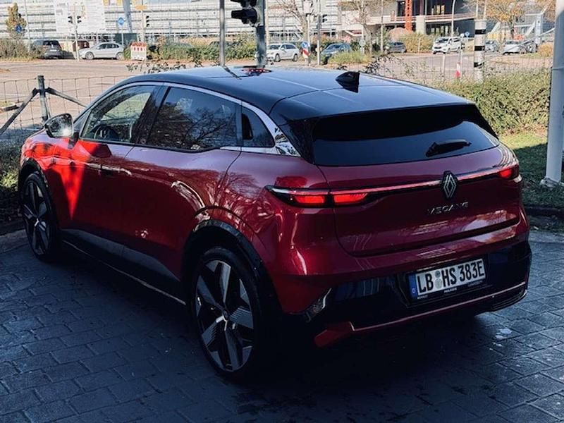 Gebraucht Renault Megane E-Tech Techno 160 kW (218 PS) 2023 Dezirrot metallic/dach black Limousine