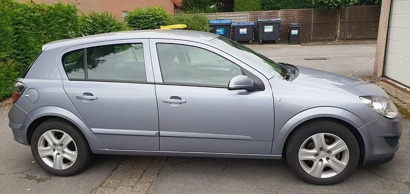 Silber Gebraucht 2009 Opel Astra Limousine | 4.350 € (Teuer) - Bild 1/4