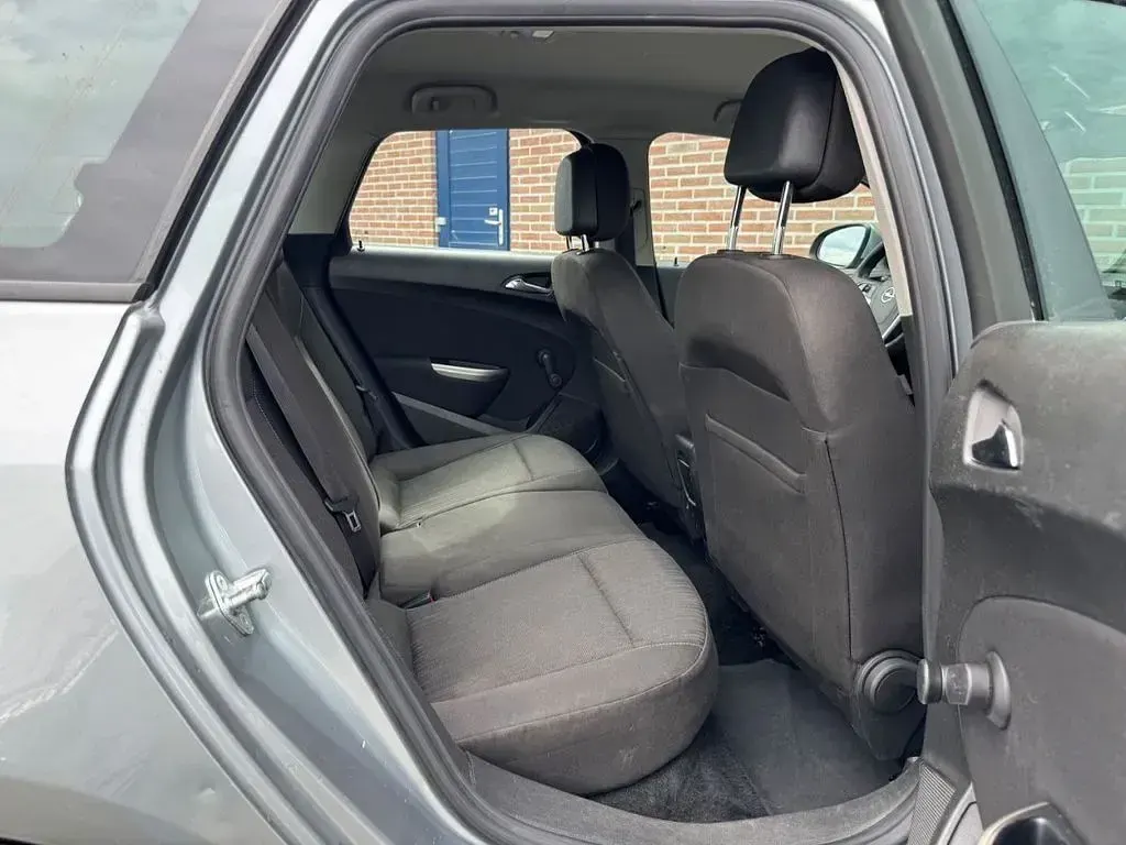 Gebraucht Opel Astra Edition 120 PS (88 kW) 2011 Grau Kombi