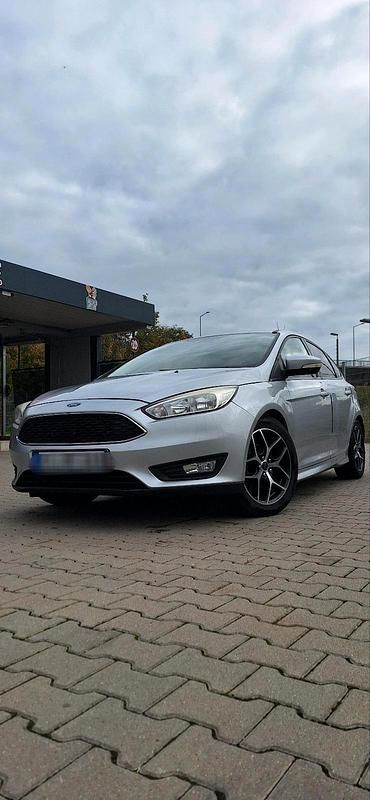 Schwarz Gebraucht 2015 Ford Focus Limousine | 6.500 € - Bild 1/4