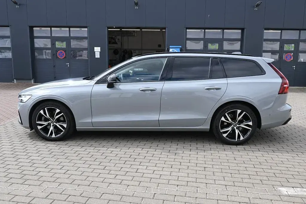 Gebraucht Volvo V60 Plus 197 PS (144 kW) 2025 Grau Kombi