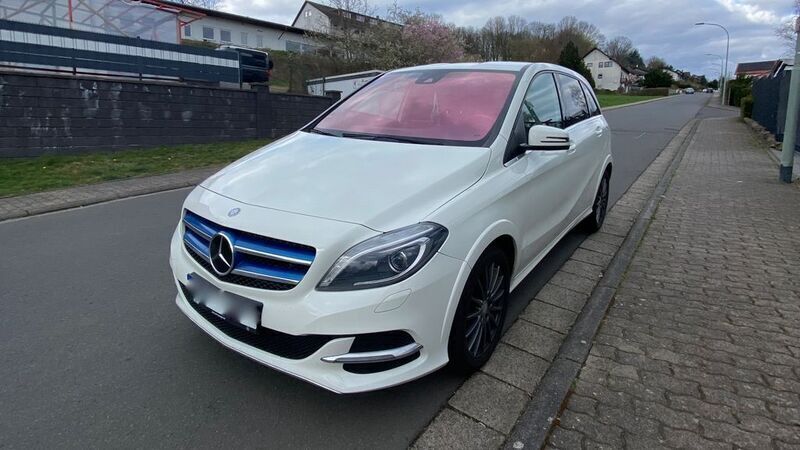 Weiß Gebraucht 2015 Mercedes B250e Style Van / Kleinbus | 10.999 € - Bild 1/4