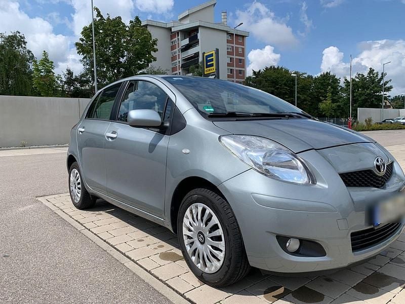 Grau Gebraucht 2011 Toyota Yaris Life Kleinwagen | 3.850 € (Guter Preis) - Bild 1/4