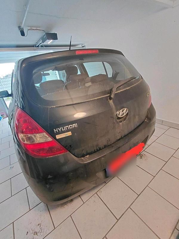 Gebraucht Hyundai i20 77 PS (56 kW) 2012 Schwarz Kleinwagen