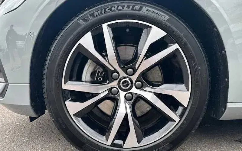 Używany Volvo V60 Core 197 KM (144 kW) 2025 Szary Kombi
