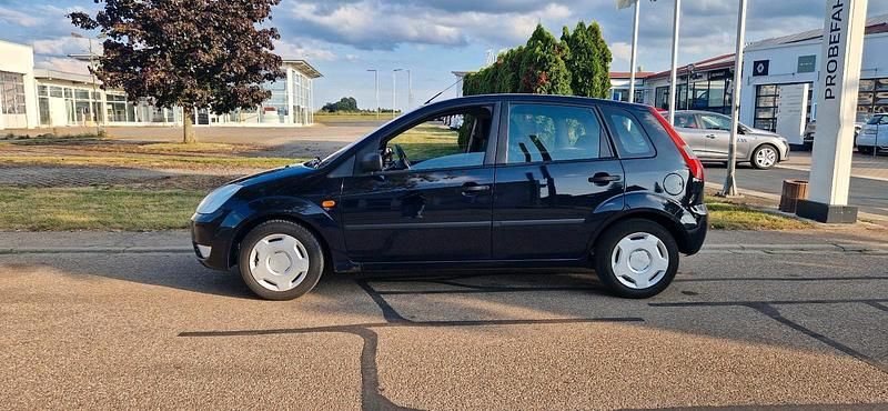 Gebraucht Ford Fiesta 80 PS (58 kW) 2005 Blau Kleinwagen