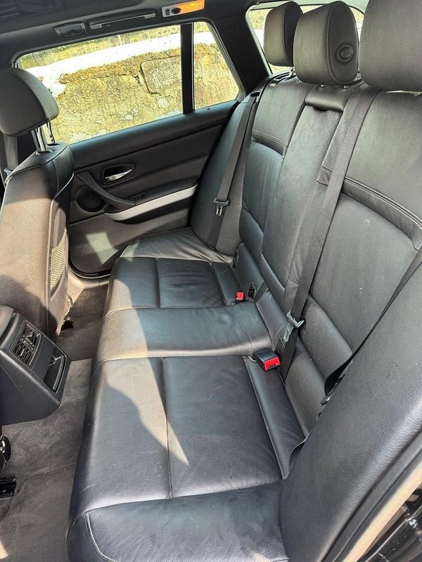 Gebraucht BMW 330 245 PS (180 kW) 2011 Schwarz Kombi