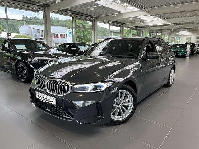 Dravitgrau Gebraucht 2024 BMW 330 M Sport Kombi | 49.490 € (Fairer Preis) - Bild 1/3