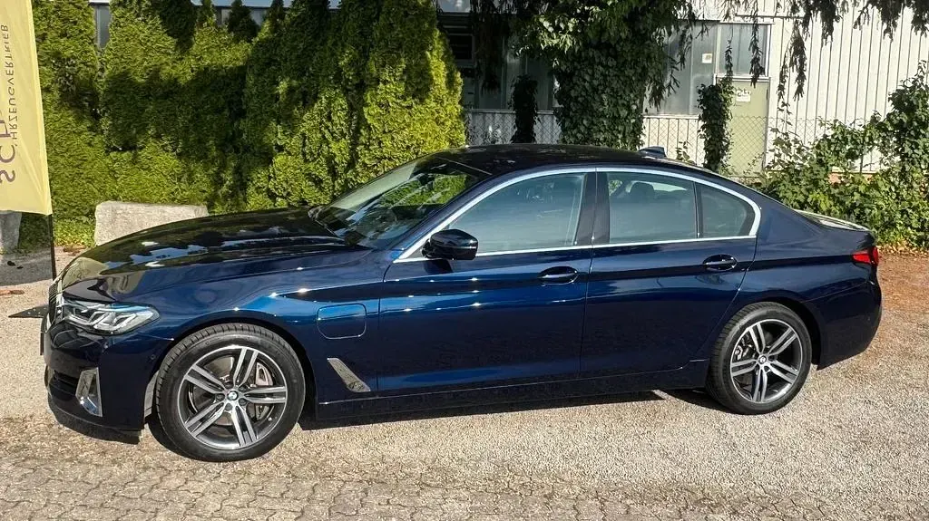 Gebraucht BMW 545e Luxury Line 286 PS (210 kW) 2021 Tansanitblau Limousine