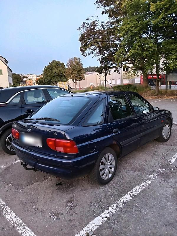 Blau Gebraucht 1998 Ford Escort Kleinwagen | 950 € (Guter Preis) - Bild 1/4