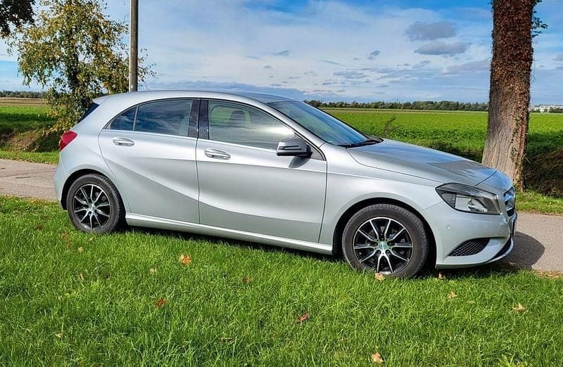 Silber Gebraucht 2015 Mercedes A180 Style Limousine | 9.000 € (Superpreis) - Bild 1/4