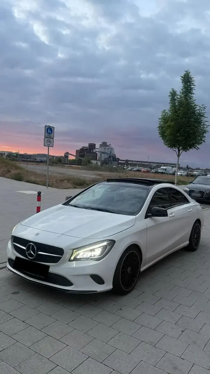 Gebraucht Mercedes CLA180 Night 122 PS (89 kW) 2017 Weiß Coupé