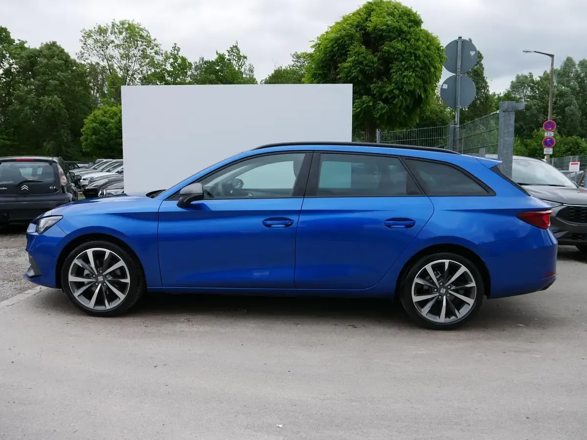 Neu Seat Leon FR 150 PS (110 kW) 2025 Saphir blau metallic Kombi