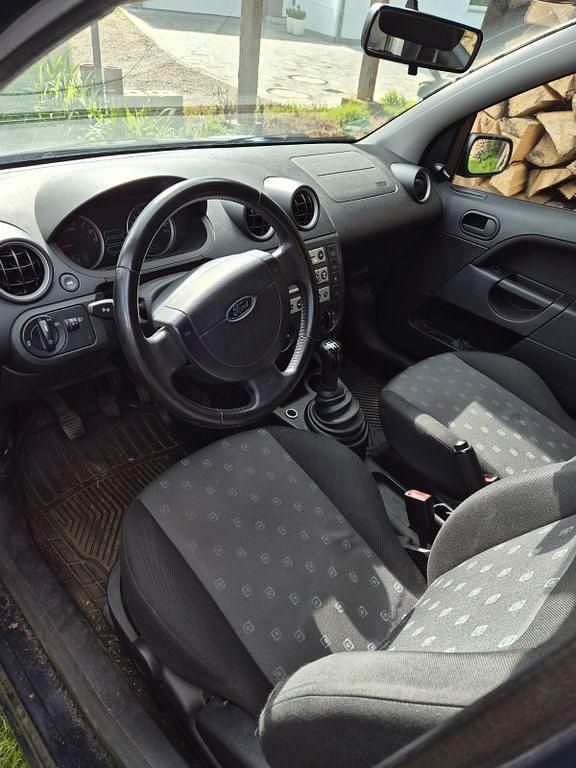 Gebraucht Ford Fiesta 69 PS (50 kW) 2004 Blau Kleinwagen