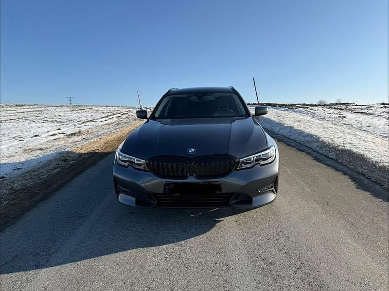 Grau Gebraucht 2021 BMW 320 Sport Line Kombi | 26.990 € (Fairer Preis) - Bild 1/4