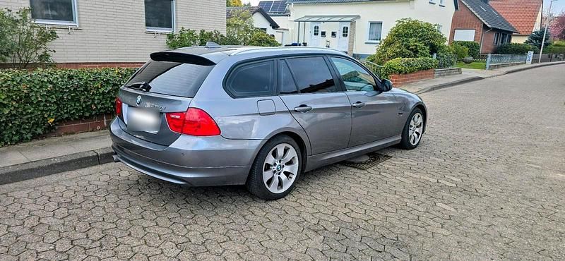 Gebraucht BMW 320 184 PS (135 kW) 2010 Grau Kombi