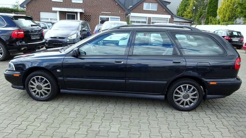 Schwarz Gebraucht 2000 Volvo V40 Kombi | 3.500 € (Teuer) - Bild 1/4