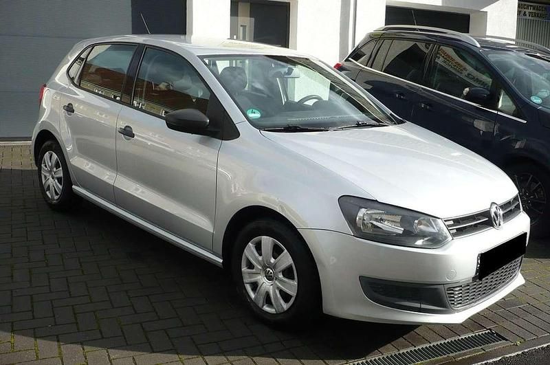 Silber Gebraucht 2009 VW Polo Trendline Limousine | 2.600 € - Bild 1/4
