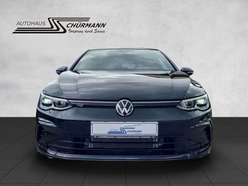 Second-hand VW Golf VIII R-line 150 CP (110 kW) 2023 Negru Berlinǎ