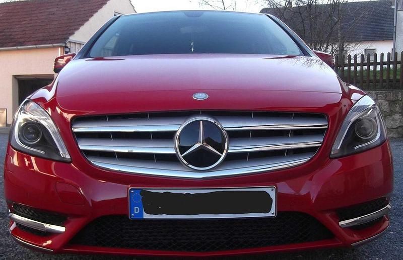 Gebraucht Mercedes B180 109 PS (80 kW) 2013 Rot Van / Kleinbus