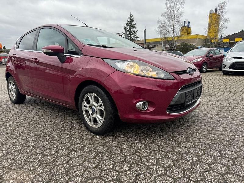 Gebraucht Ford Fiesta Titanium 95 PS (69 kW) 2010 Hot magenta Kleinwagen