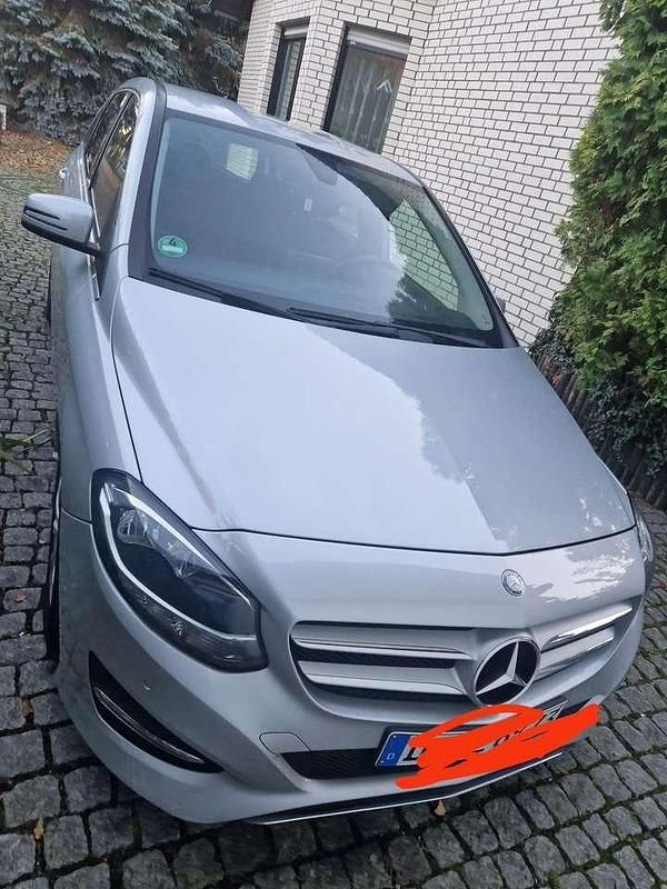 Grau Gebraucht 2017 Mercedes B180 Van / Kleinbus | 15.800 € (Guter Preis) - Bild 1/4
